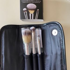It cosmetic travel set of brushes